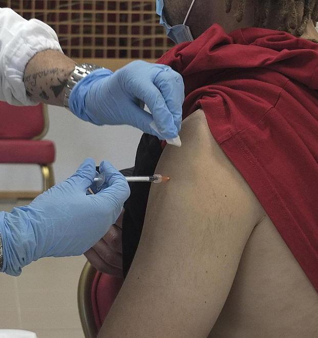 Green Pass, scatta la corsa a vaccinarsi 