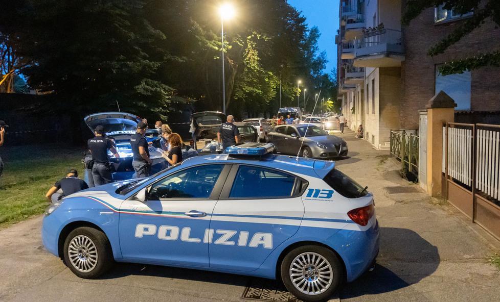 «Abbiamo chiamato i soccorsi» «Era un uomo gentile e riservato» 