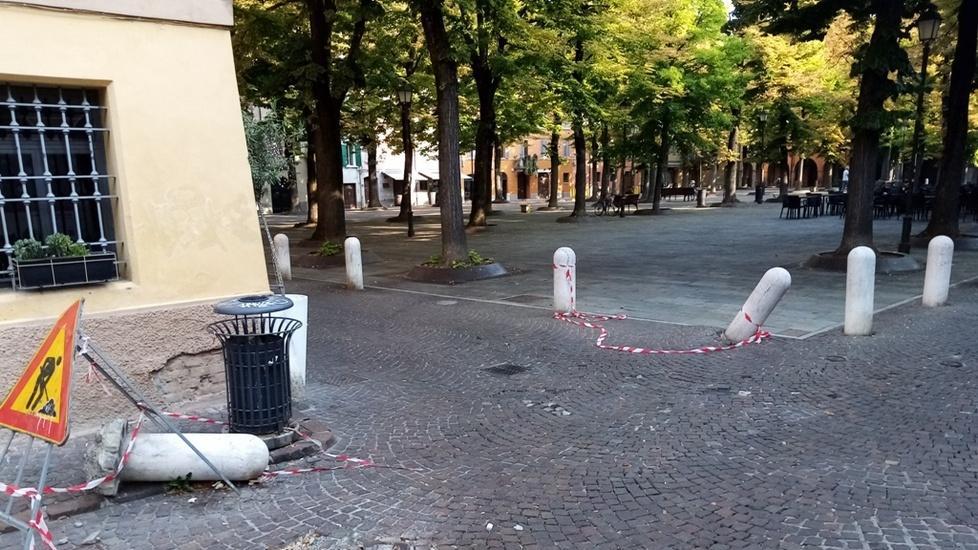 In piazza Fontanesi giù altri due piletti