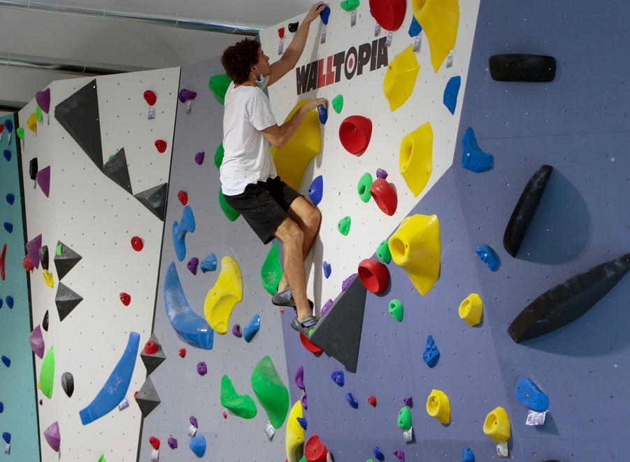 La montagna in città Piccoli scalatori a scuola di climbing 