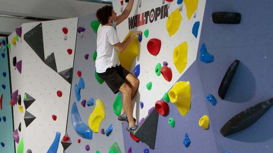 La montagna in città Piccoli scalatori a scuola di climbing