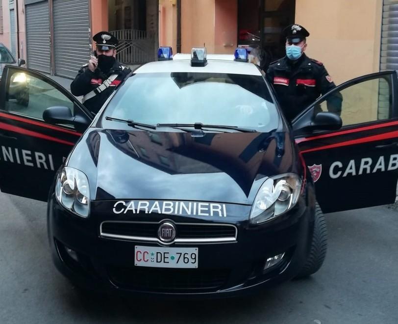 Urla chiedendo aiuto per le botte del partner Finisce all’ospedale 