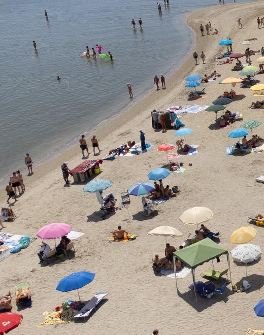 Paura per un ragazzino Si tuffa in mare e rischia di annegare 