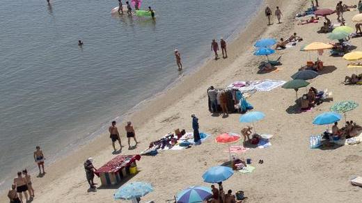 Paura per un ragazzino Si tuffa in mare e rischia di annegare