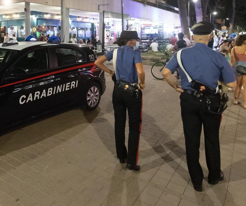 Pugili ubriachi picchiano i passanti Calci, pugni e sedie lanciate sulle auto 