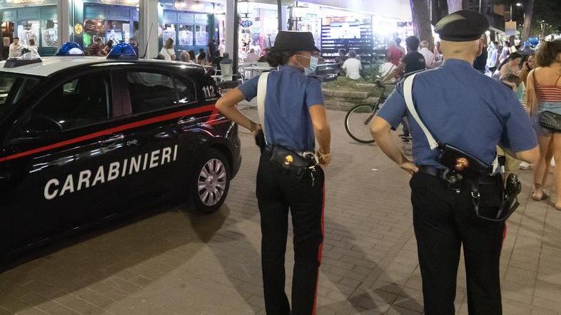 Pugili ubriachi picchiano i passanti Calci, pugni e sedie lanciate sulle auto