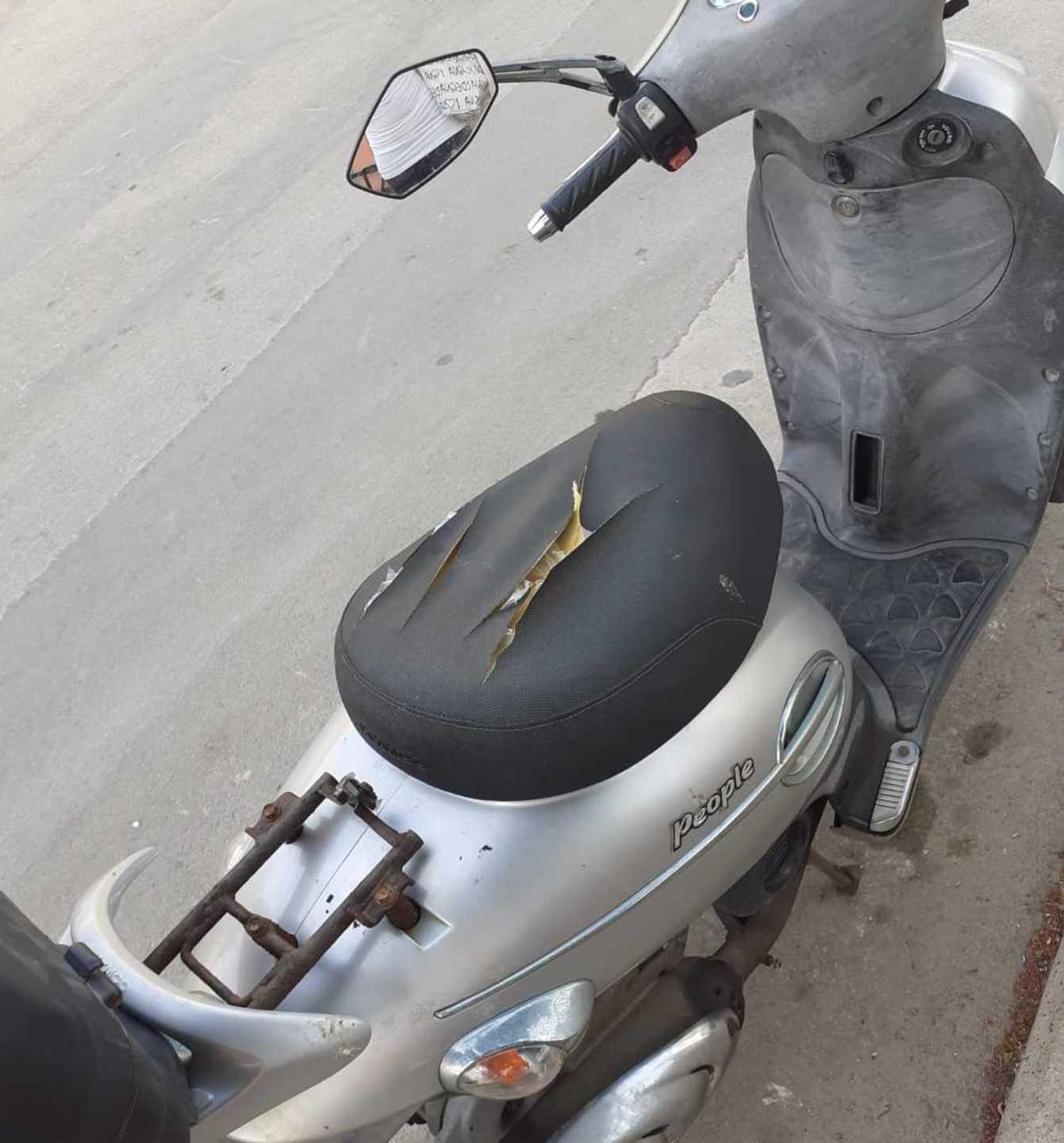 Taglia le selle di decine di scooter giovane filmato dalle telecamere