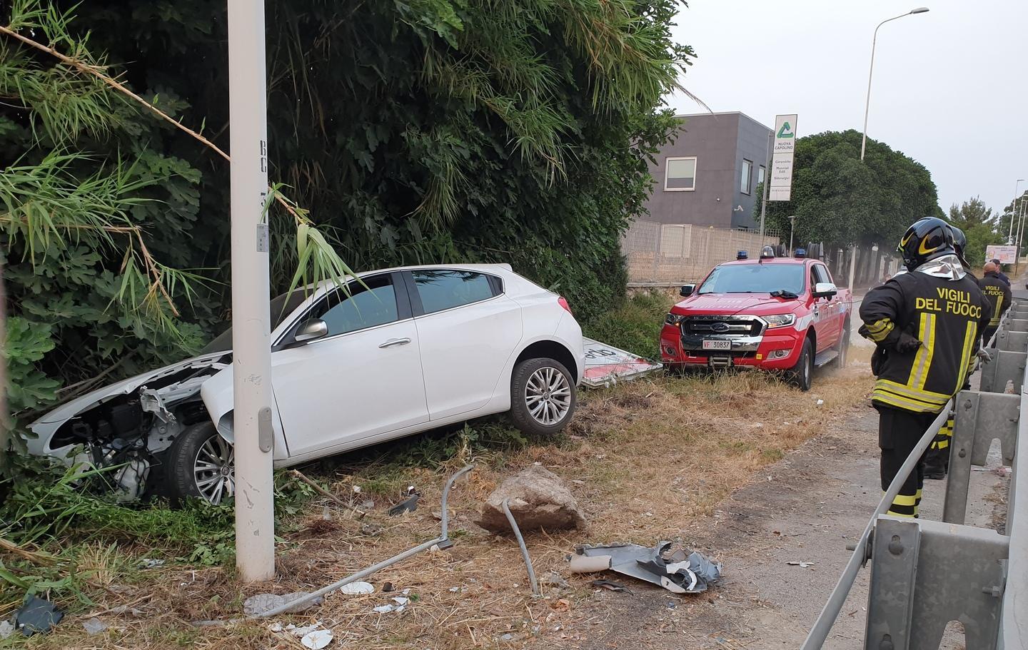 Giulietta fuori strada a Li Punti, grave un 51enne 