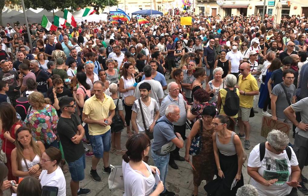 Migliaia in piazza contro il green pass 