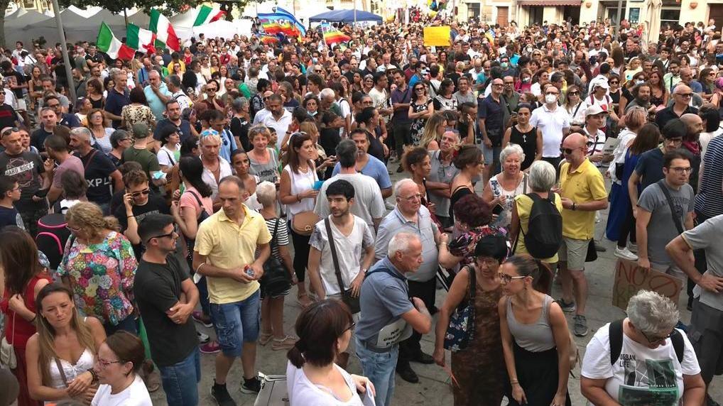 Migliaia in piazza contro il green pass