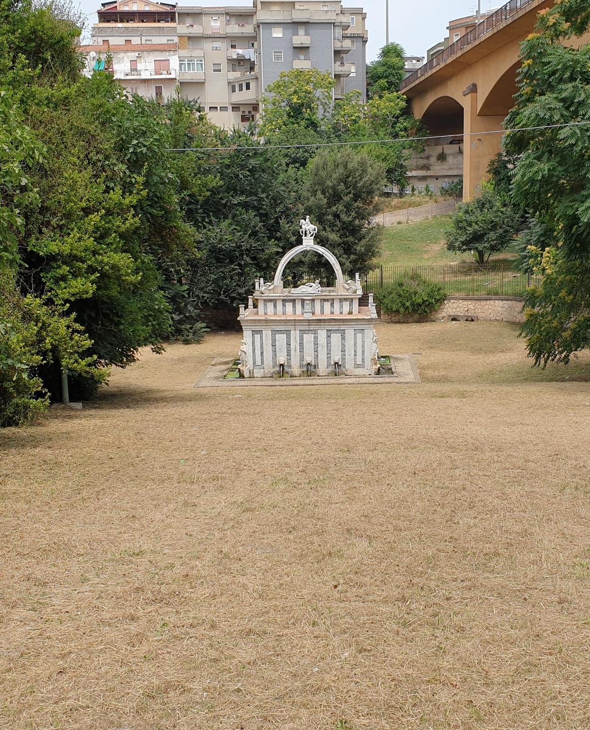 La fontana di Rosello ripulita dalle erbacce 