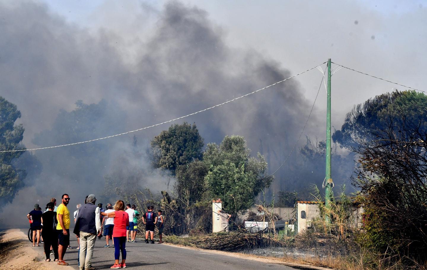 Paura a Cabras, fiamme fuori controllo 