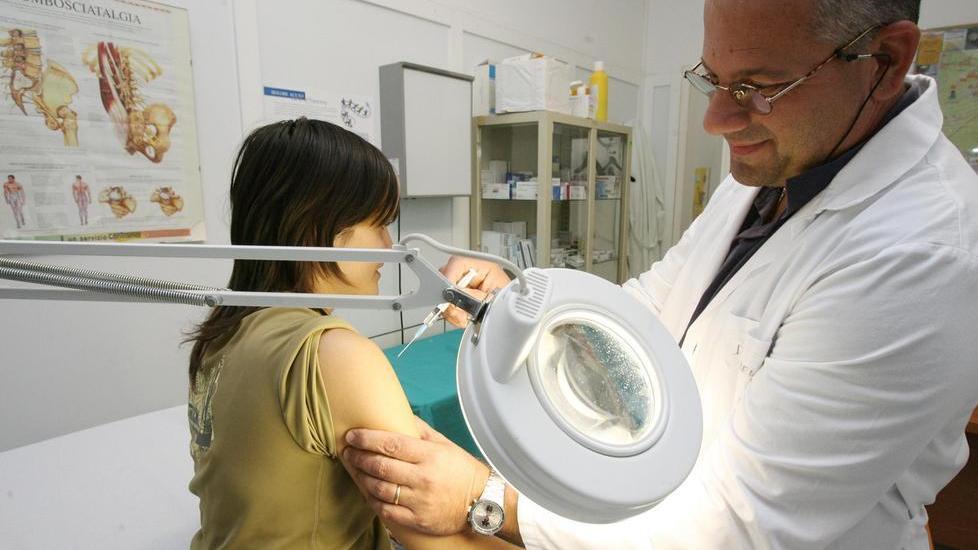 Dal 10 agosto i pediatri di famiglia inizieranno a vaccinare contro il Covid i ragazzi tra i 12 e i 14 anni: sarà utilizzato il siero della Pfizer