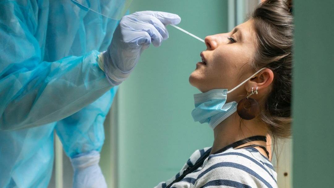 Il virus non molla, contagi quintuplicati