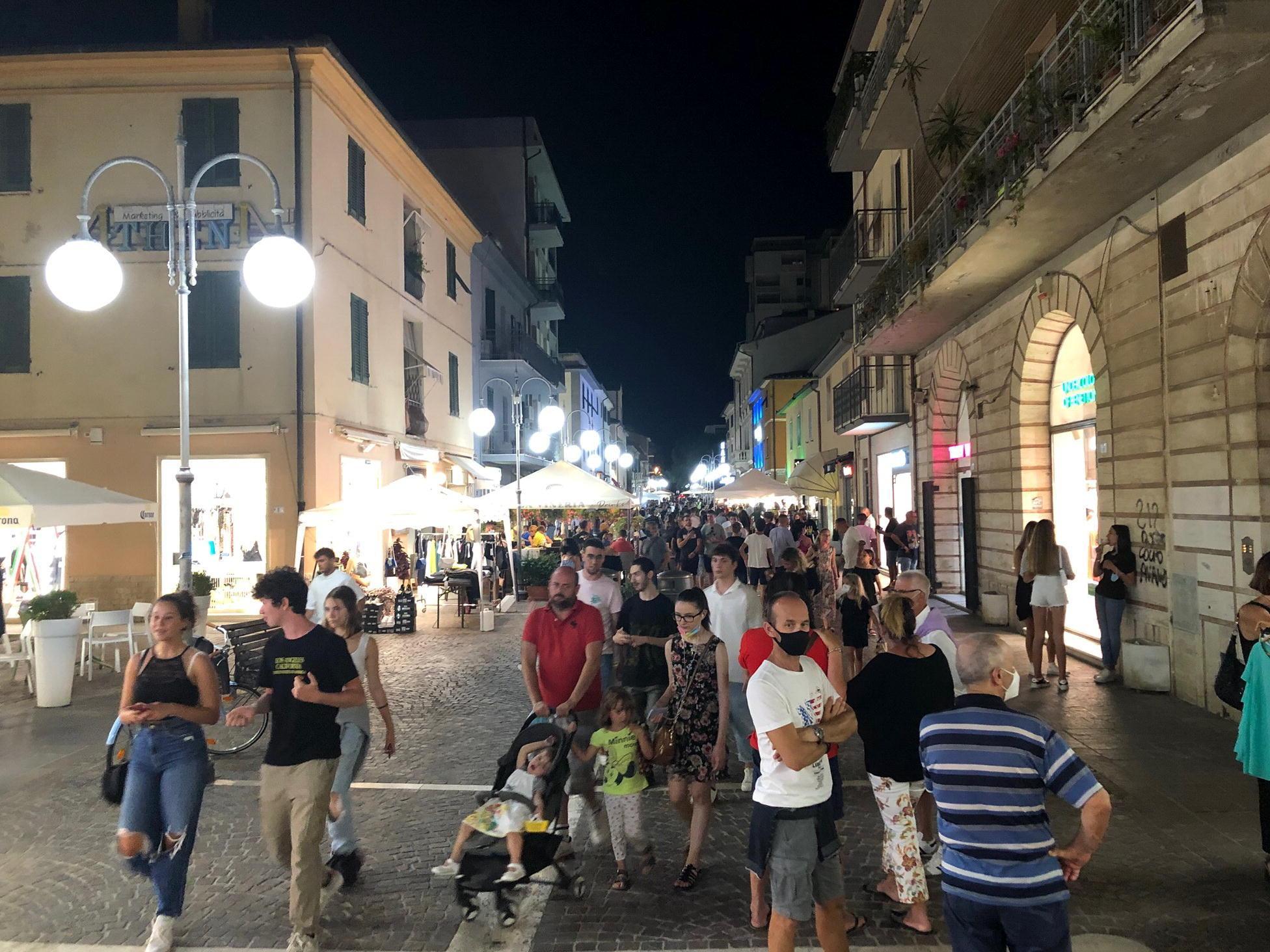 Via Roma in una sera d’estate