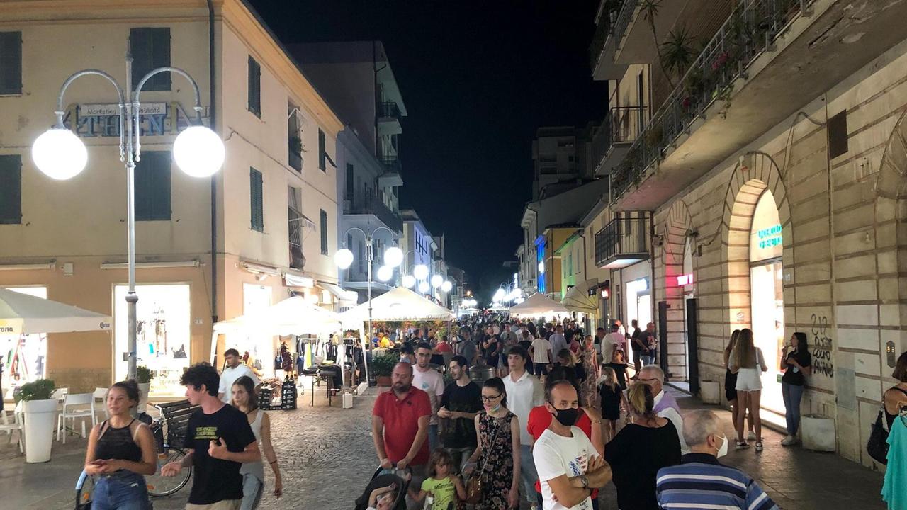 Via Roma in una sera d’estate