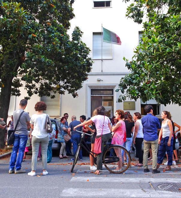insegnanti in attesa fuori della sede dellìUfficio scolastico provinciale