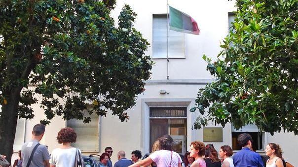 insegnanti in attesa fuori della sede dellìUfficio scolastico provinciale