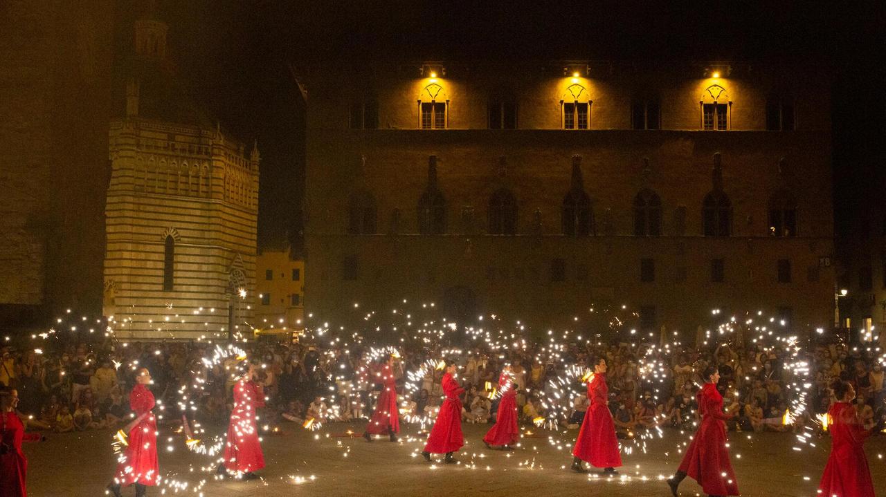 Giochi di fuoco e disegni di fiori in onore di San Jacopo nella serata di Pistoia orfana della Giostra dell'Orso