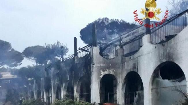 Incendio in hotel che ospita reality, allontanate 60 persone
