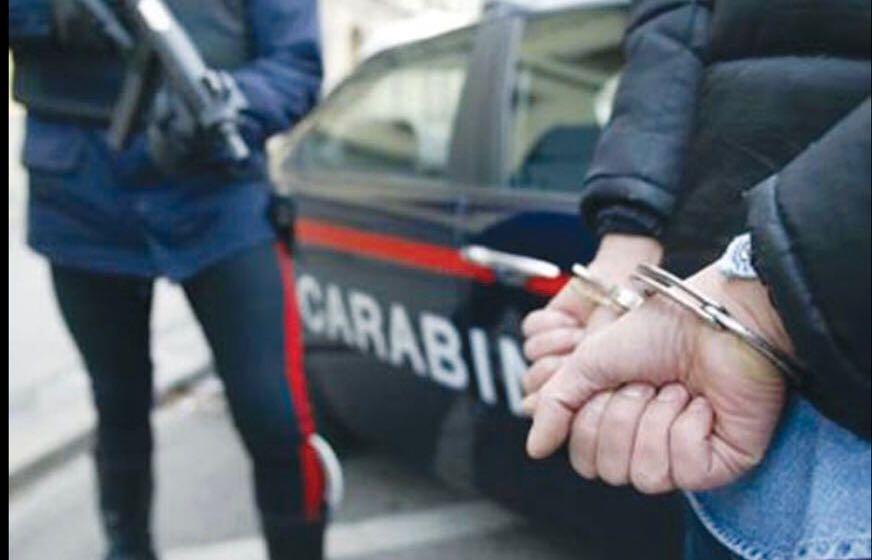 Reggio Emilia, si presentano a casa con un finto ladro ammanettato: donna sventa una truffa