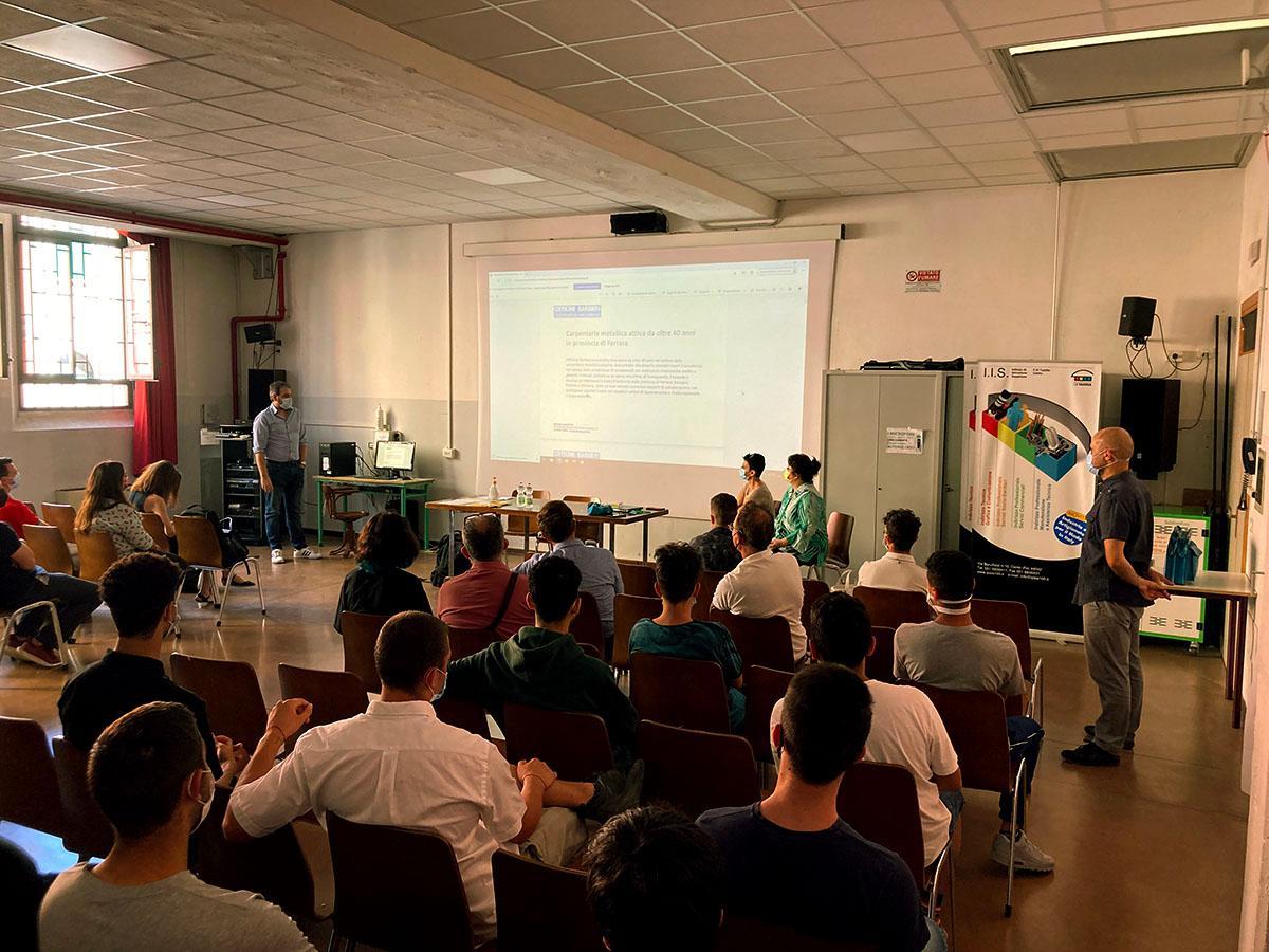 "Sostituire gli insegnanti no vax in base alla legge è possibile"