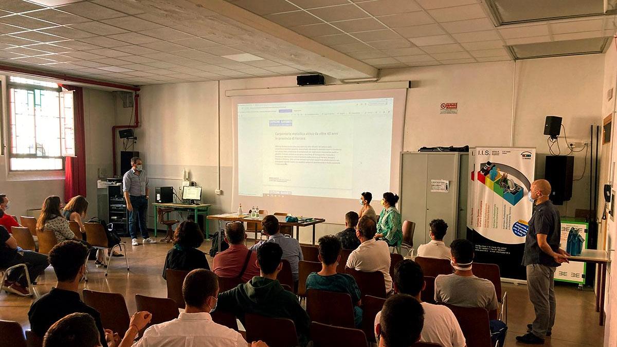 "Sostituire gli insegnanti no vax in base alla legge è possibile"
