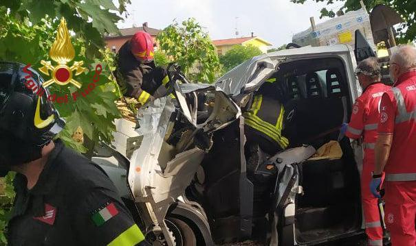 Maltempo, a Novi crolla un albero su un furgone: due operai feriti 