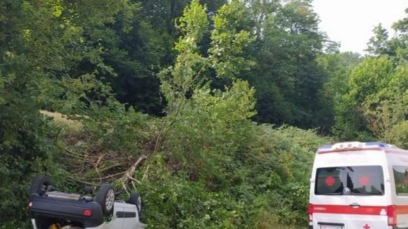 Vola con il furgoncino in fondo alla scarpata Salvo un uomo di 58 anni