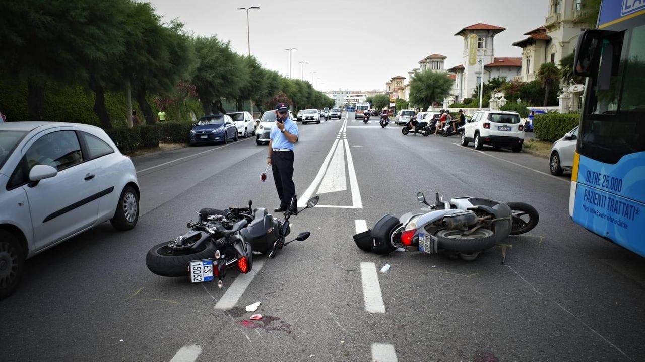 Nuovo incidente sul viale Italia, scontro tra due scooter: due feriti