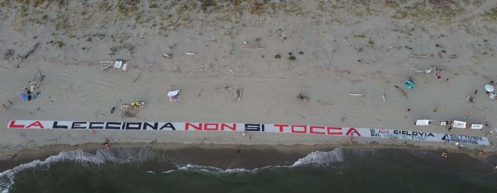 Flash mob sulla spiaggia: la Lecciona non si tocca