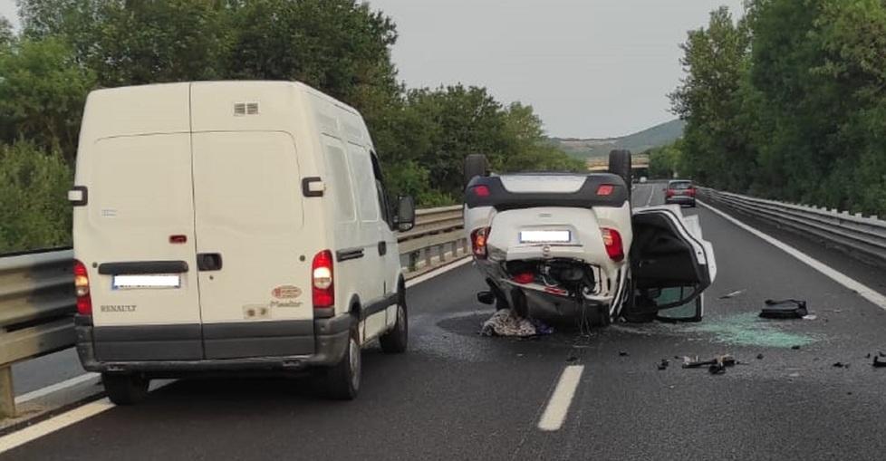 Auto ribaltata, tre persone ferite