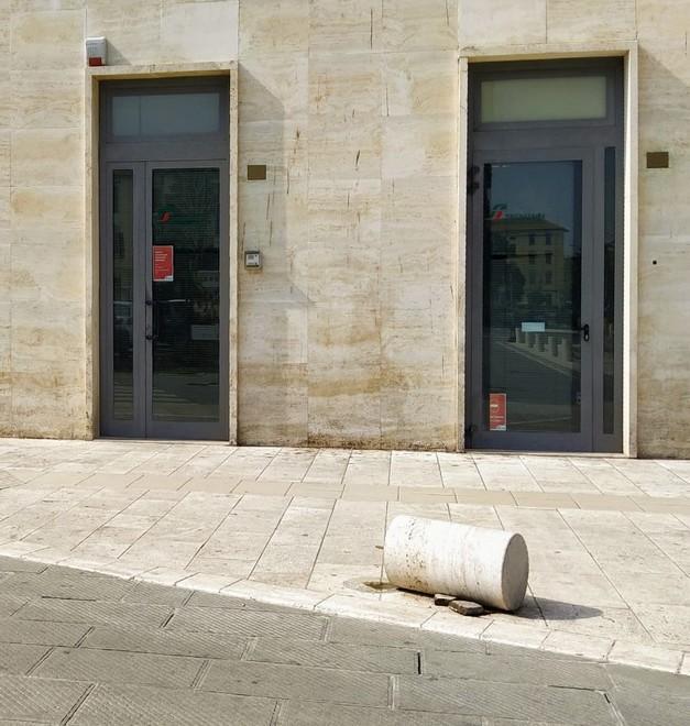 Un altro “birillo” a terra da giorni