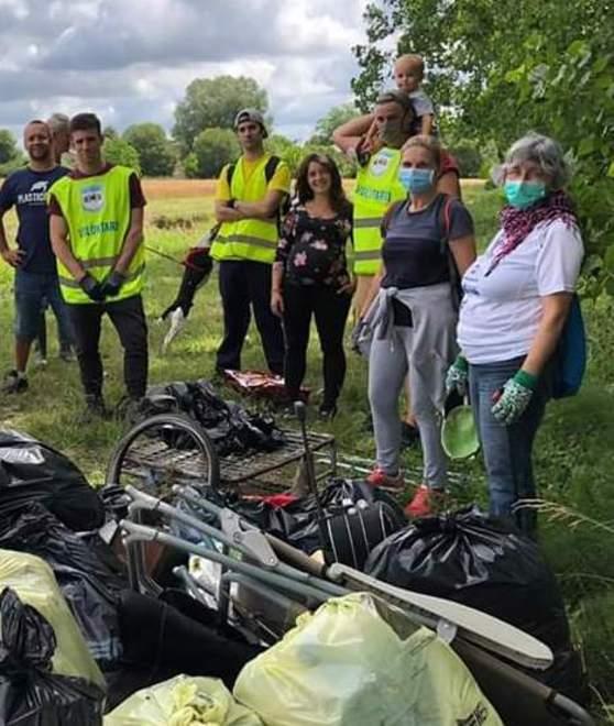 Rifiuti e bombolette raccolti dai volontari 