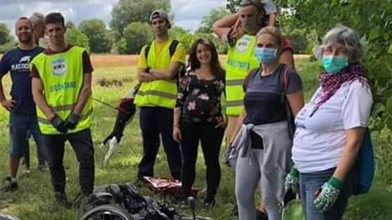 Rifiuti e bombolette raccolti dai volontari