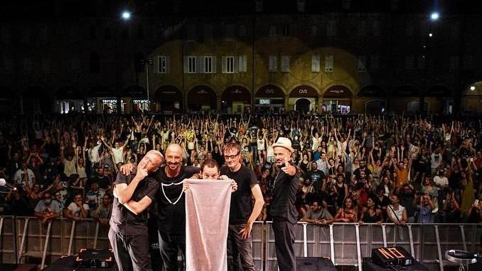 I Subsonica accendono piazza Martiri e la voglia di spettacoli dal vivo