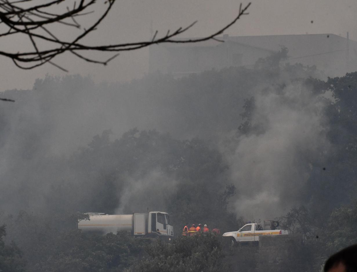 Il coraggio dei volontari a mani nude contro il fuoco 