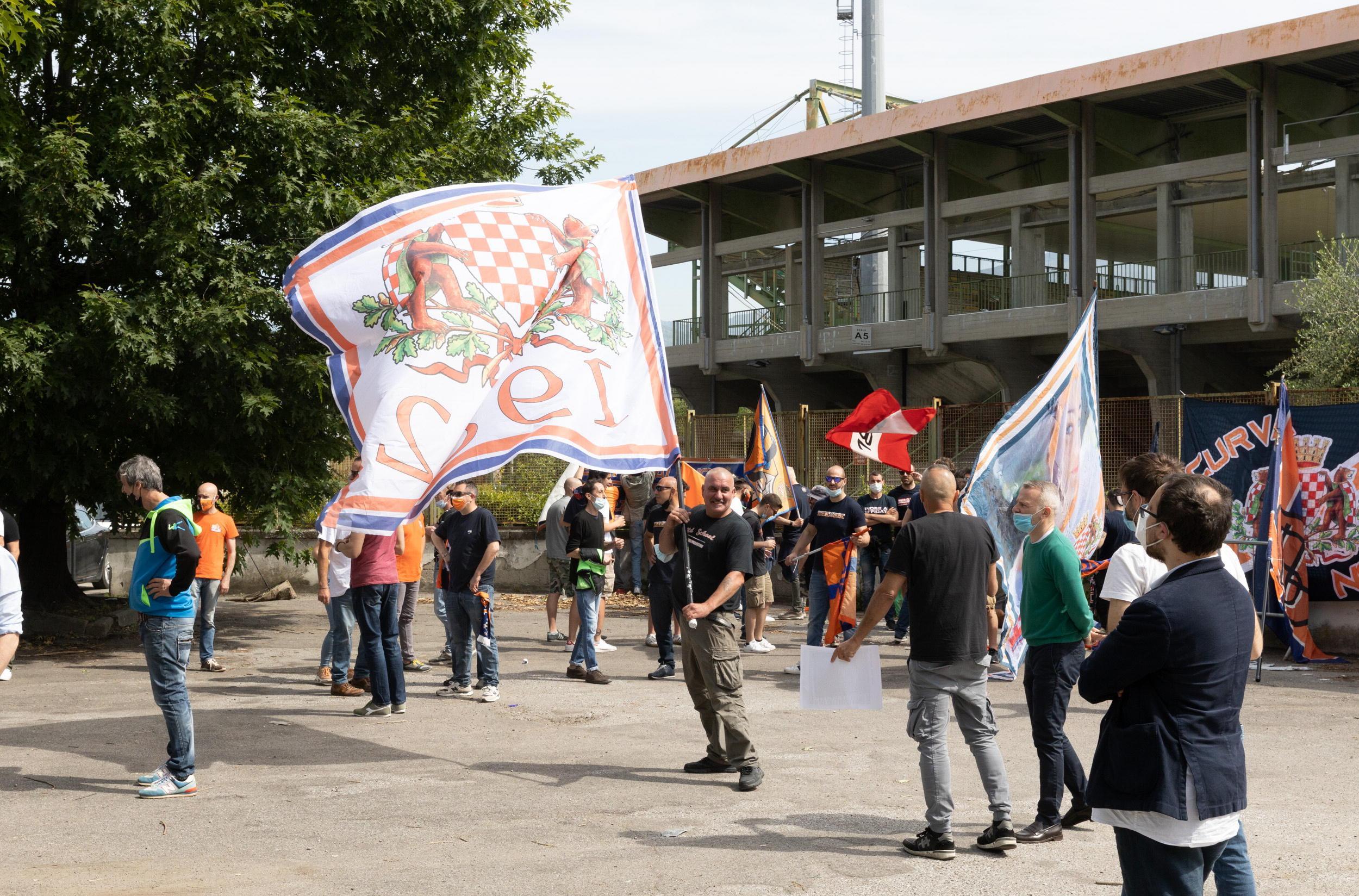 La protesta degli Ultras arancioni davanti allo stadio Melani di fine maggio scorso