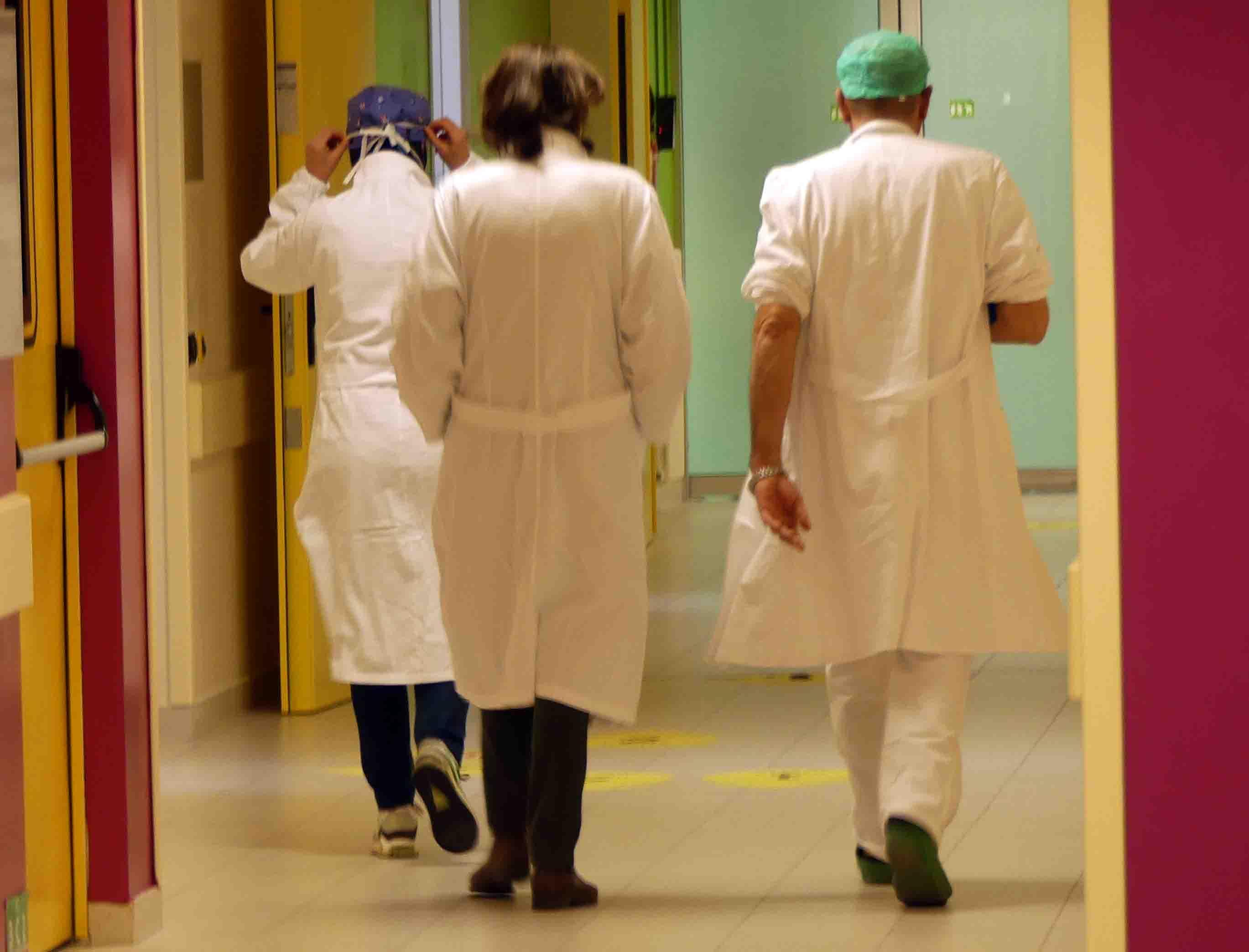Sanitari nei corridoi dell'ospedale