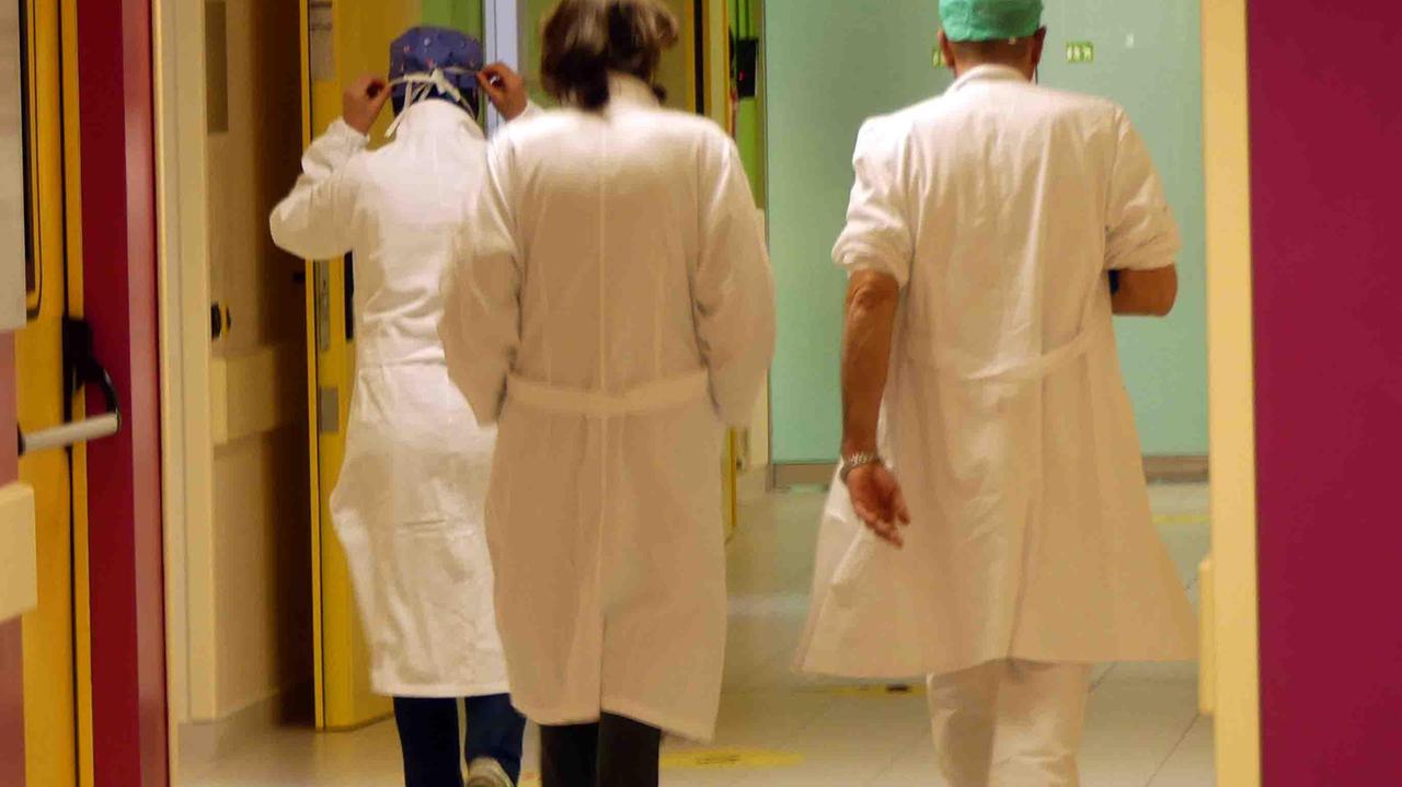 Sanitari nei corridoi dell'ospedale