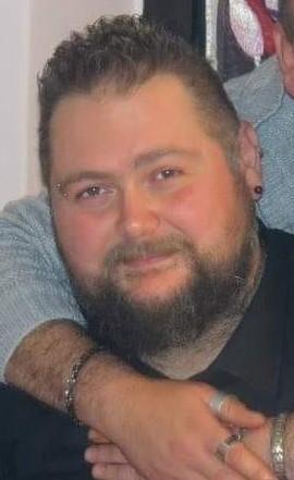 Trovato morto in casa a 41 anni dalla madre 