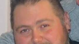 Trovato morto in casa a 41 anni dalla madre