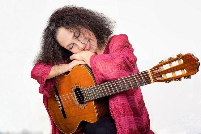 Barbara Casini, voce e chitarra, sarà la protagonista del concerto di domenica 1° agosto a Certaldo