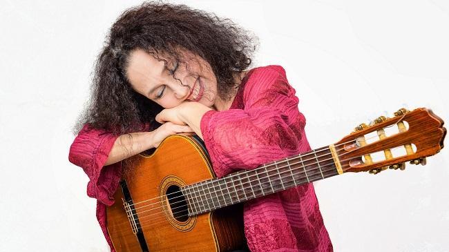 Barbara Casini, voce e chitarra, sarà la protagonista del concerto di domenica 1° agosto a Certaldo