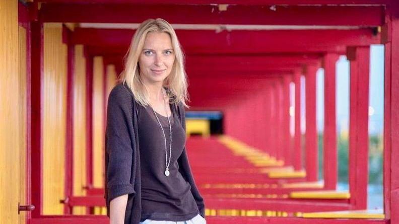 Elena Davsar sulle cabine della spiaggia di Forte dei Marmi