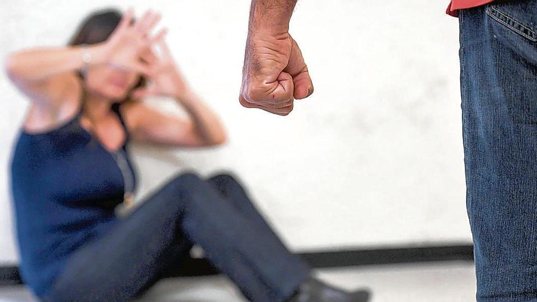 A fine gravidanza picchiata violentemente dal fidanzato