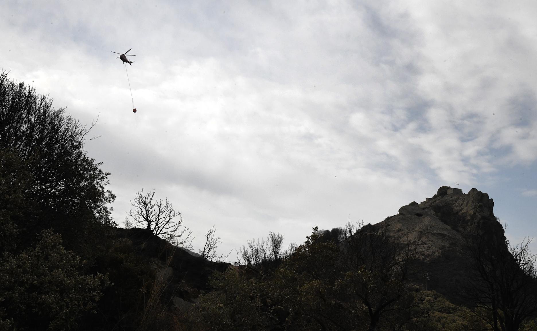 Elicotteri ancora in azione nell'Oristanese (foto Massimo Locci)