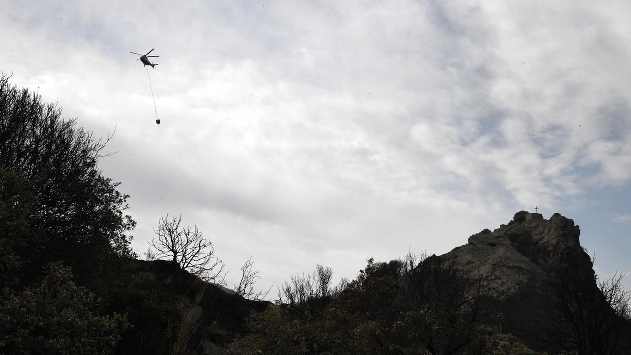 Elicotteri ancora in azione nell'Oristanese (foto Massimo Locci)
