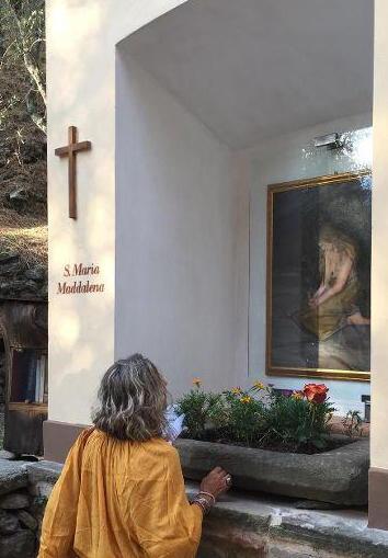 Calci, riportata agli antichi splendori l’edicola sacra con la Maddalena 