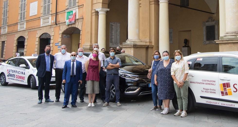 A chi si vaccina e ai più bisognosi buoni sconto per usare Ncc e taxi 